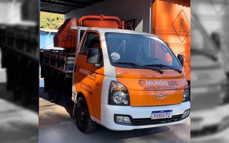Caminhão da MundoLoc saindo para fazer entregas carregando duas betoneiras.